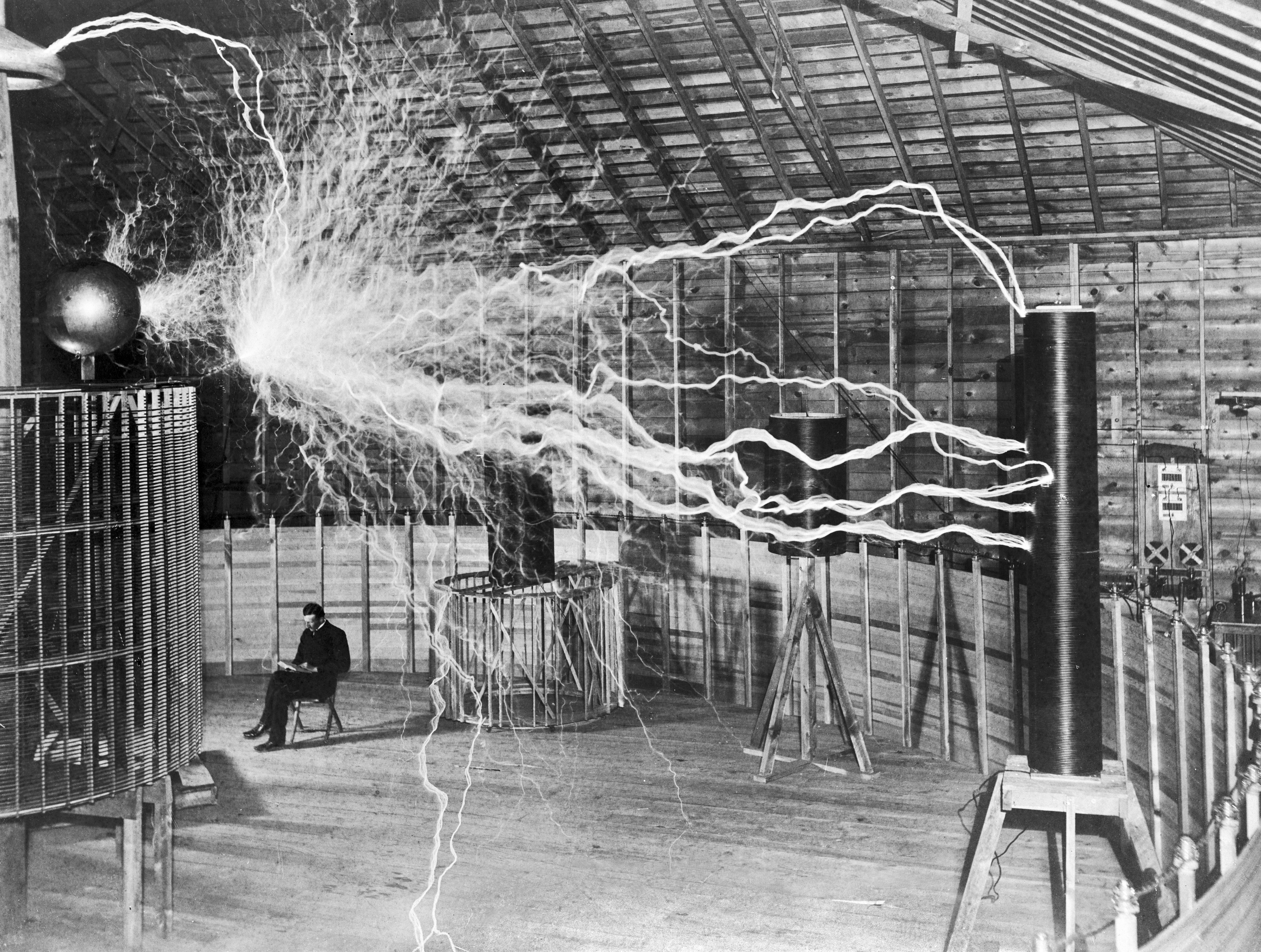 Imagen histórica de la bobina de Tesla en funcionamiento
